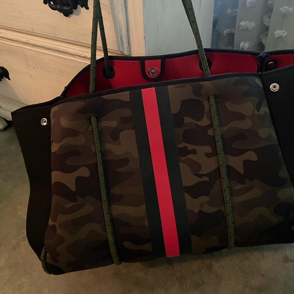 Haute shore neopreme tote